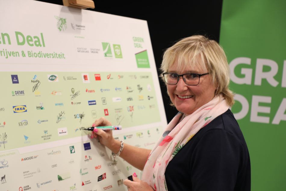 Agnes Bosmans, Directeur Human Resources en Algemen Diensten ondertekent de Green Deal Bedrijven en Biodiversiteit