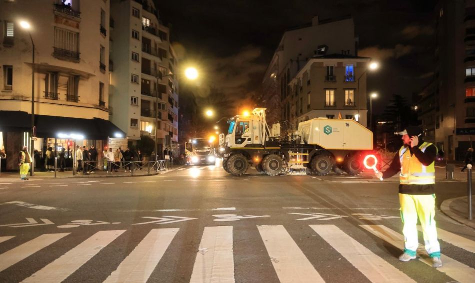 Trilwagens seismische meetcampagnes aan het werk in Parijs