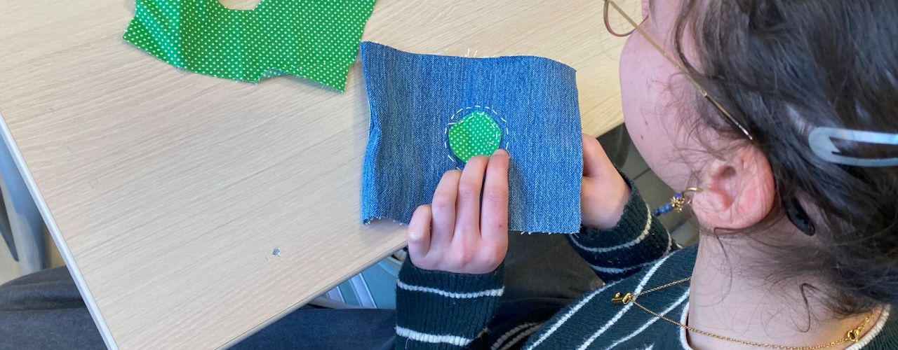 Kind maakt kleren