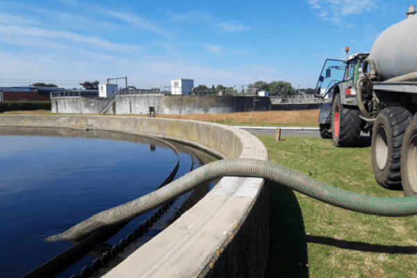 Stockage verlaagt de microbiële contaminatie van gezuiverd huishoudelijk afvalwater