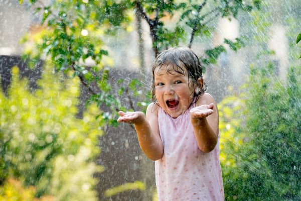 Grote waterenquete kind douchen