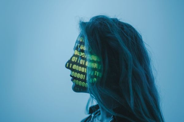 Vrouw met code op haar gezicht