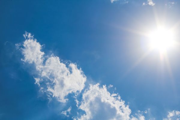 Zon in blauwe hemel