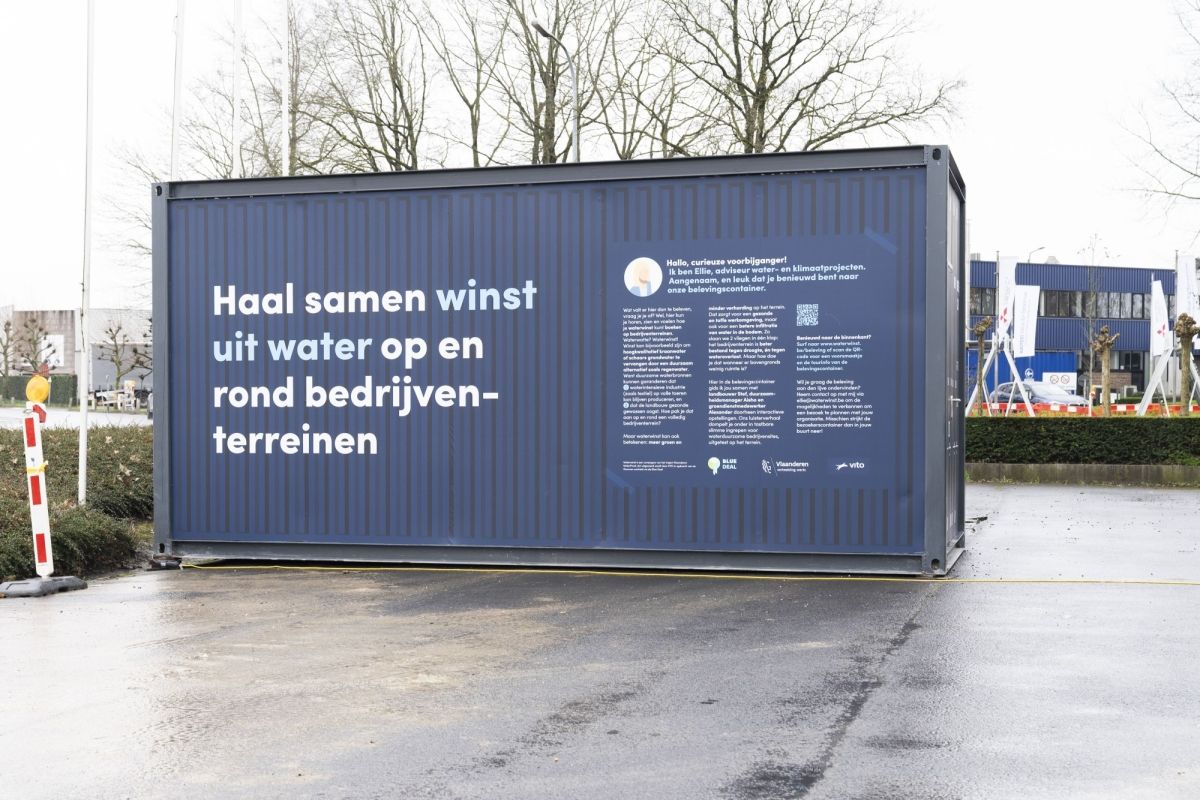 watercontainer met tekst