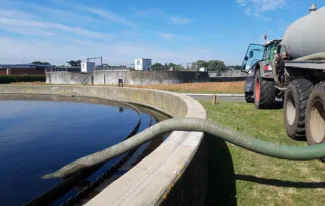 Stockage verlaagt de microbiële contaminatie van gezuiverd huishoudelijk afvalwater