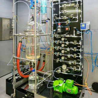 Reaction/extraction vessels