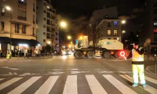 Trilwagen seismische meetcampagne aan het werk in Parijs