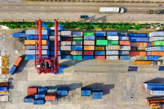 Dronebeeld van containers