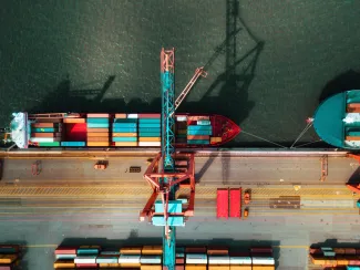 havenschip met containers