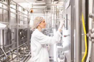 Vrouw in zuivelfabriek