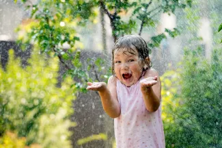 Grote waterenquete kind douchen