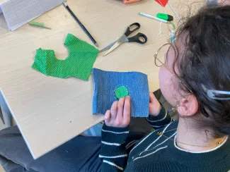 Kind maakt kleren