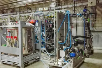 Mobile solvent filtration unit