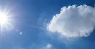 Zon in blauwe lucht