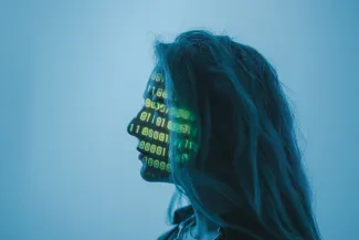 Vrouw met code op haar gezicht