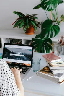 Vrouw op computer