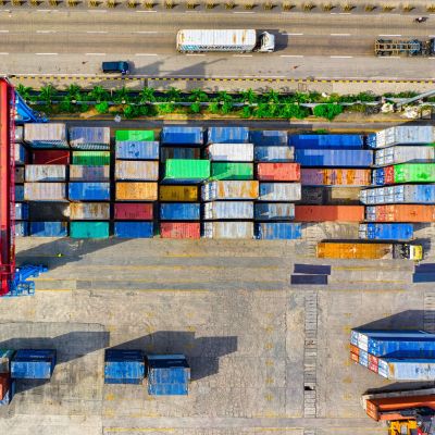 Dronebeeld van containers