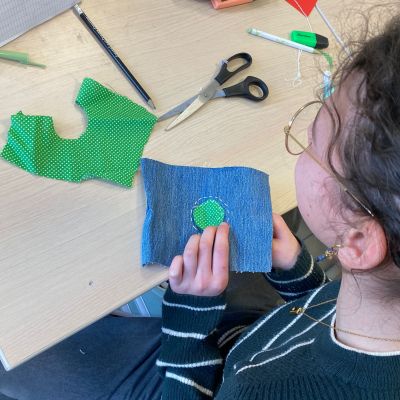 Kind maakt kleren
